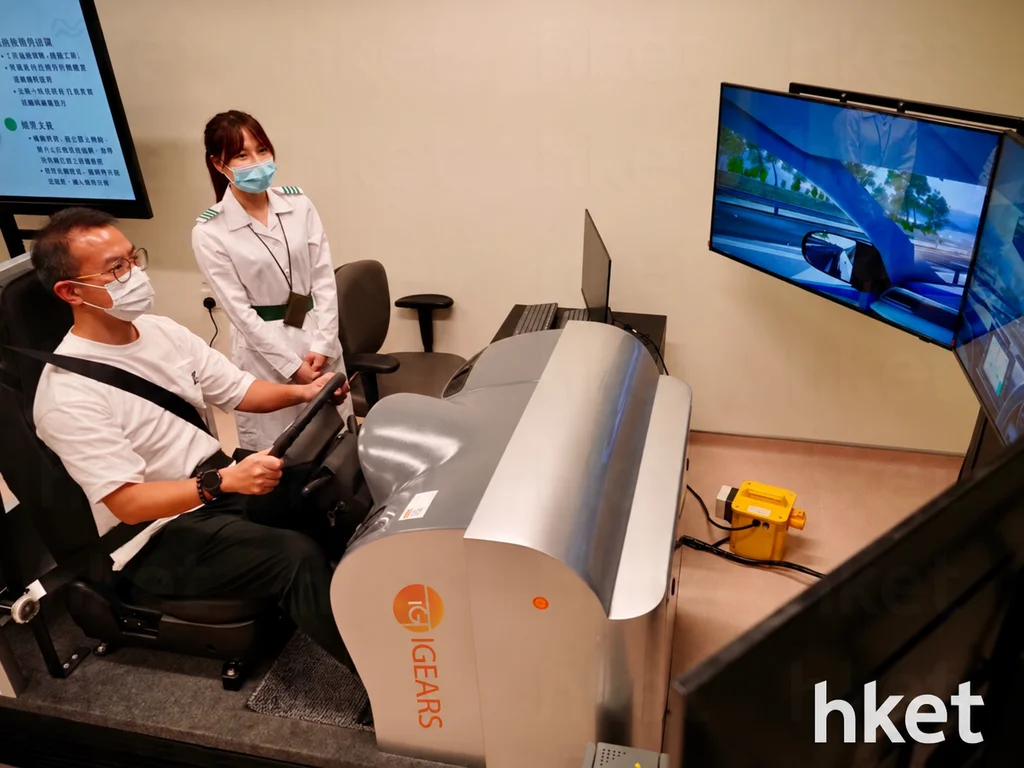 iGears 同事在葵涌醫院示範駕駛模擬系統,醫護人員在旁;設備外殼標誌已改為 iGears。